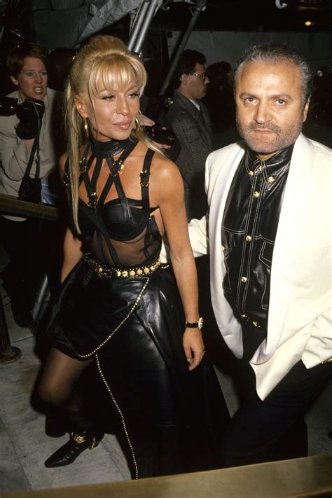 abiti versace anni 80|Versace: da Gianni a Donatella in 10 (splendide) foto d’archivio.